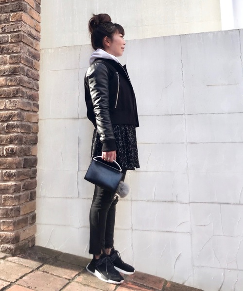 パーカー シャツワンピース レイヤード ライダース スニーカー モノトーン 大人カジュアル コーディネート ファッション ootd