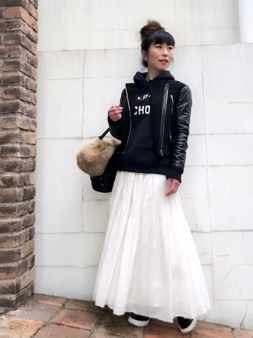 Today’s Outfit ロゴパーカー×ブルゾン×白ロングスカート スニーカー 春 大人カジュアル コーデ 2018.1.19