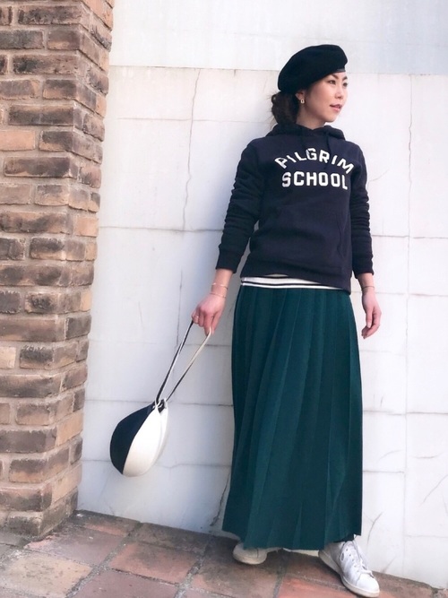 Today’s Outfit ロゴパーカー×ニット ロング プリーツスカート 巾着バッグ 春 大人カジュアル コーデ 2018.2.15