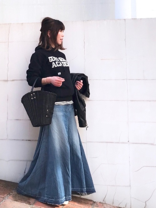 Today’s Outfit 春の定番 ロゴスウェットパーカー フレア マキシデニムスカート 大人カジュアル コーデ 2018.3.11