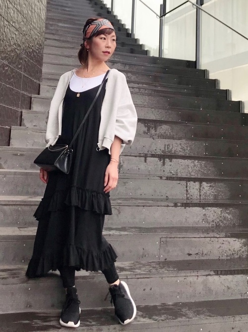 雨の日 ワンピース レギンス スニーカー レイヤード 大人カジュアル コーディネート ファッション ootd