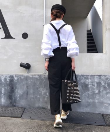 ZARA ボリューム袖ブラウス×ワイドパンツ モノトーン サスペンダー 大人カジュアル コ ーデ