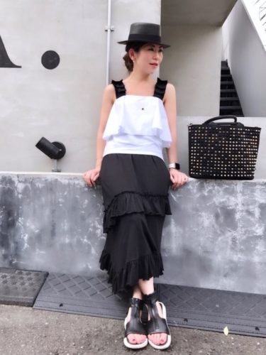 黒ワンピース×キャミソール モノトーン ZARA 大人カジュアル コーデ